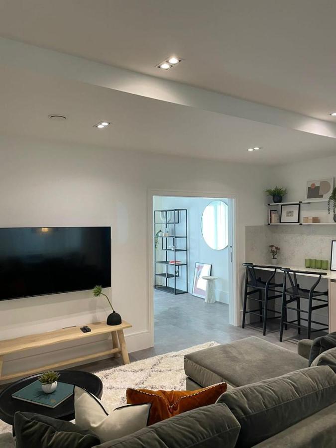 Brand New 3-Bedroom Home In لندن المظهر الخارجي الصورة